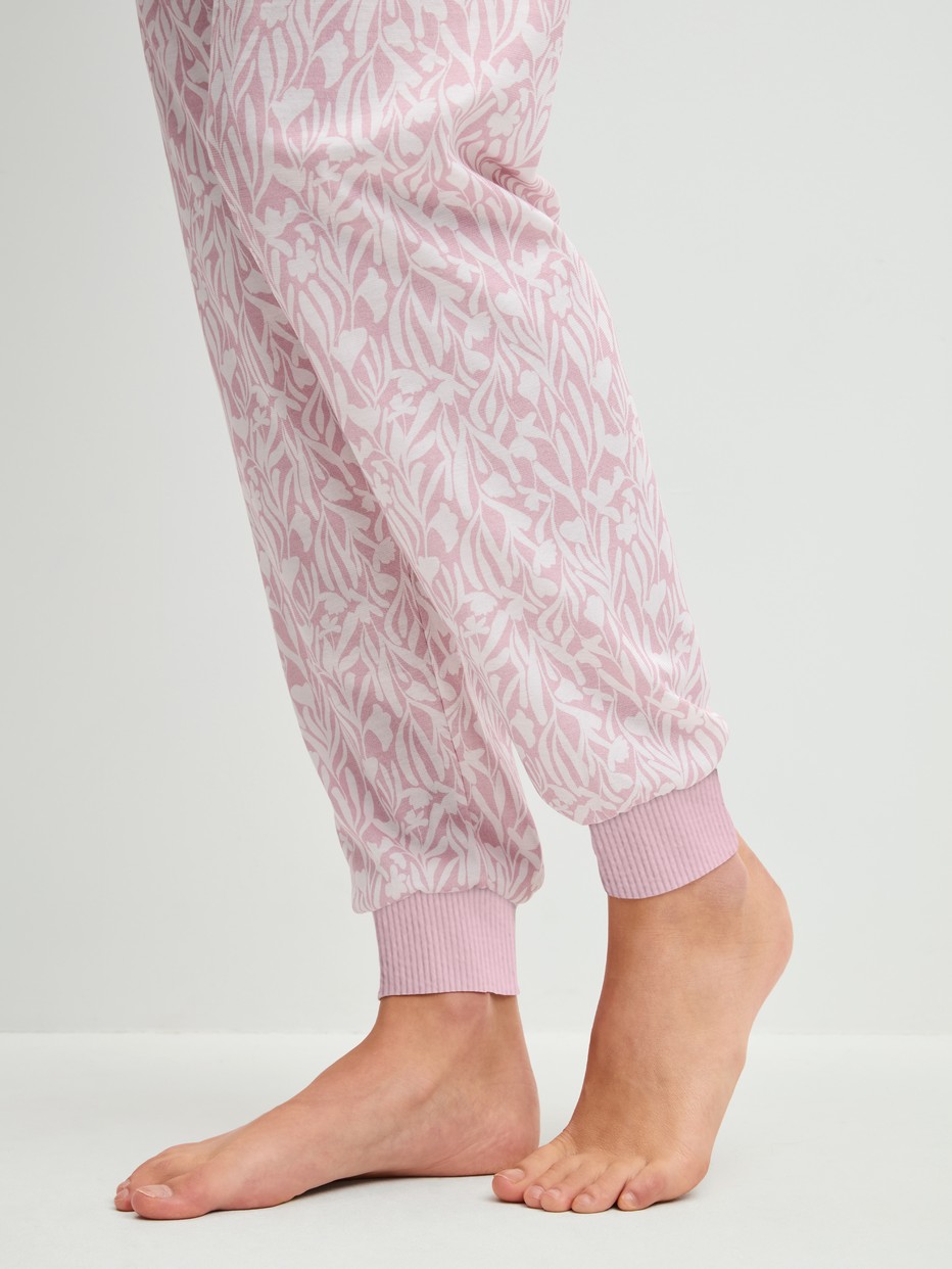 Damen-Model trägt Bündchen-Pyjama aus 100% Baumwolle in Violett, Gemustert aus Serie Blooming Nights von CALIDA, Detail
