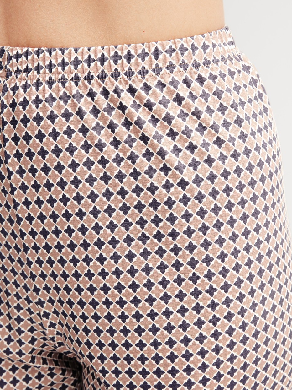 Damen-Model trägt Bündchen-Pyjama aus 100% Baumwolle in Blau, Gemustert aus Serie Graphic Nights von CALIDA, Detail