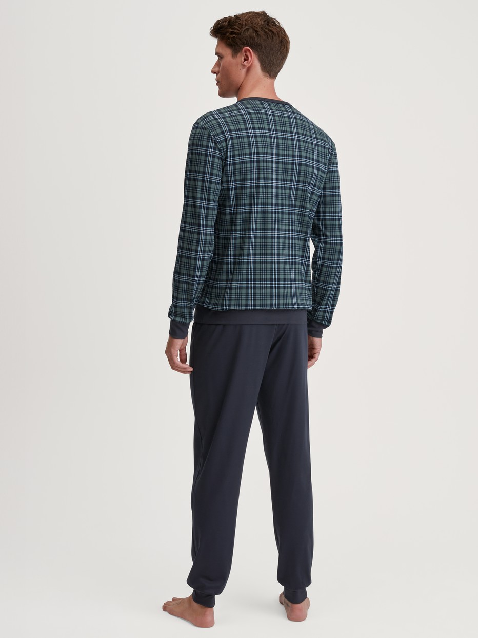 Herren-Model trägt Bündchen-Pyjama aus 100% Baumwolle in Grün, Kariert aus Serie Relax Streamline 3 von CALIDA, Rückansicht