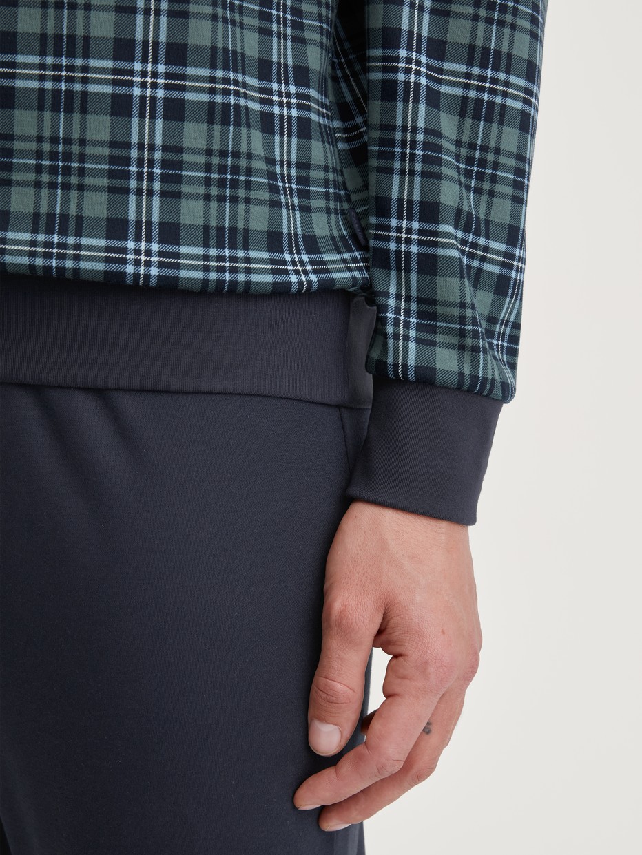 Herren-Model trägt Bündchen-Pyjama aus 100% Baumwolle in Grün, Kariert aus Serie Relax Streamline 3 von CALIDA, Detail