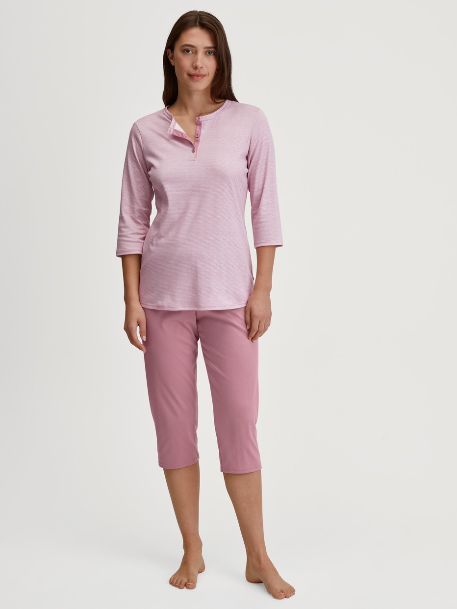 Damen-Model trägt Capri-Pyjama aus 100% Baumwolle in Rosa, Gestreift aus Serie Striped Dreams von CALIDA, Vorderansicht