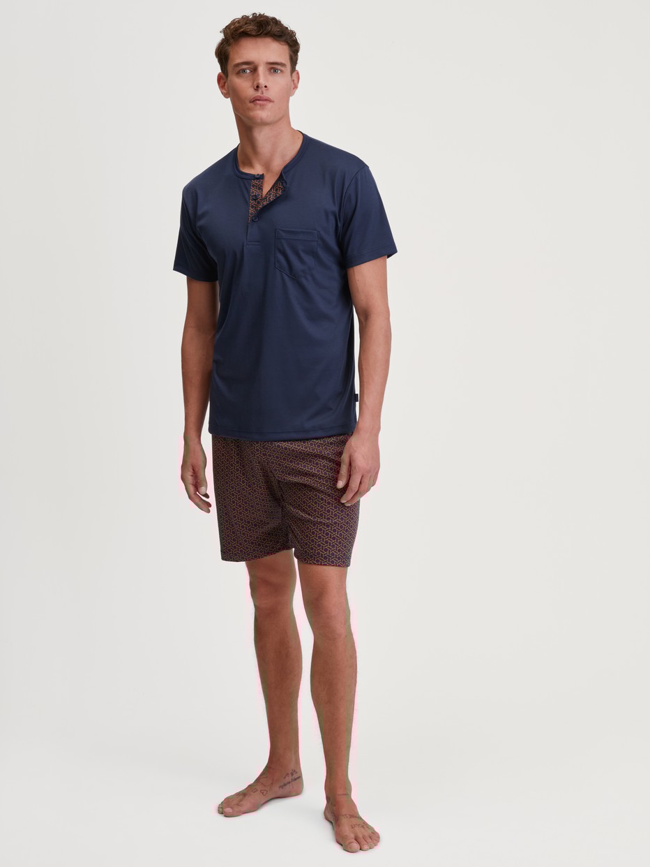 Herren-Model trägt Kurz-Pyjama aus 100% Baumwolle in Blau, Einfarbig aus Serie Relax Choice 1 von CALIDA, Vorderansicht