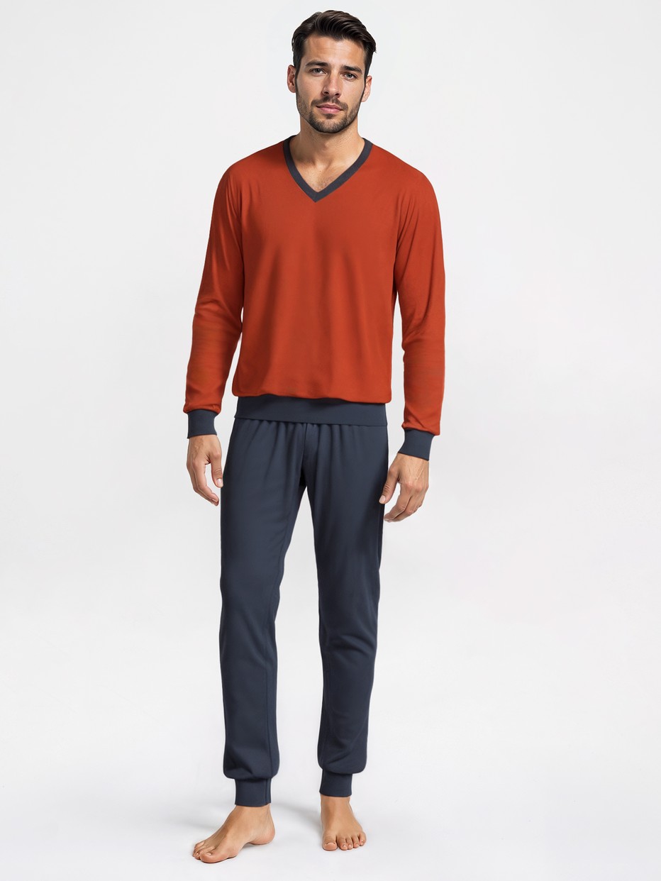Le mannequin Homme porte le/la Pyjama avec bords élastiques en 100% coton de couleur Rouge, Rayée, de la série Nightwear Xtra de CALIDA, Vue de face