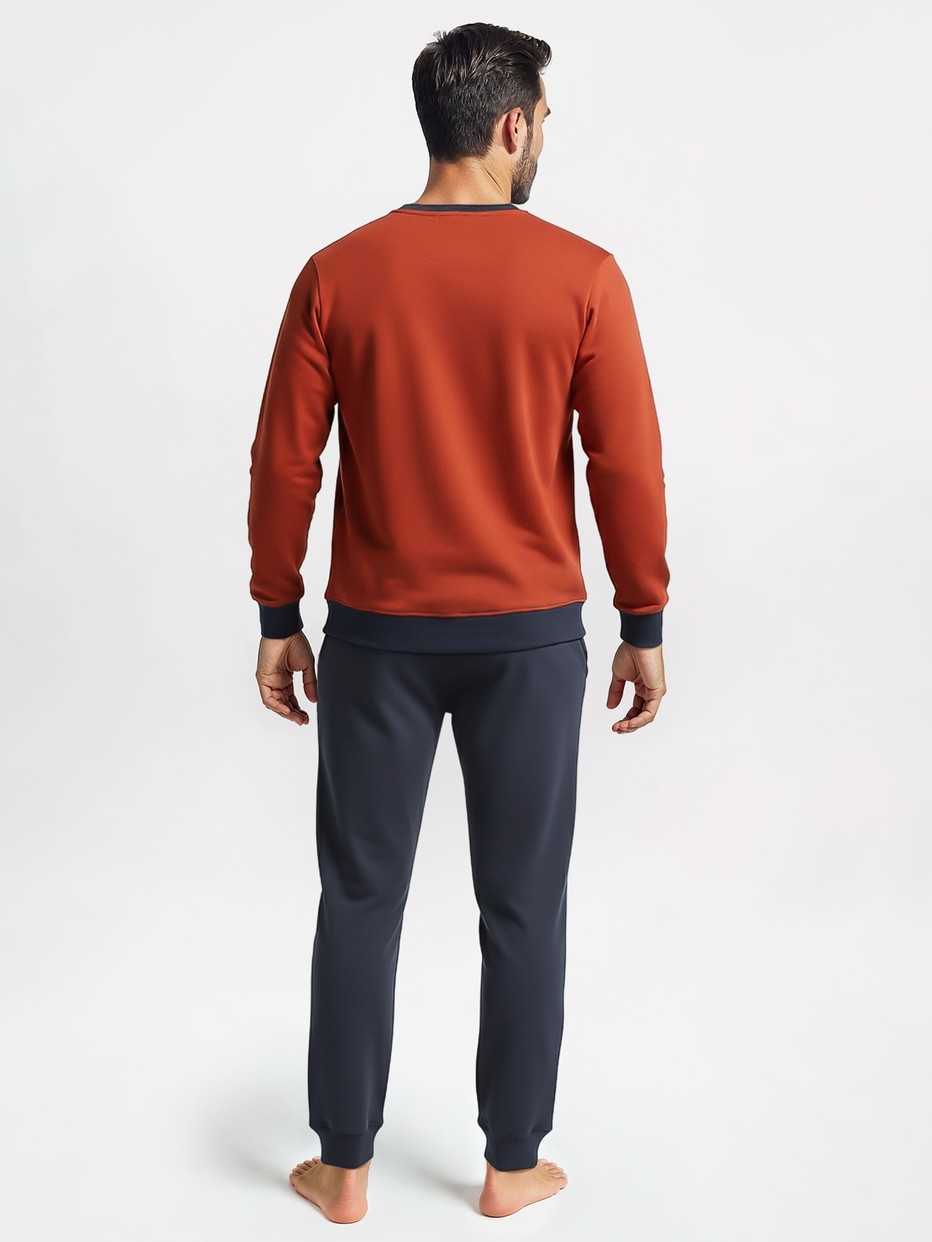 Le mannequin Homme porte le/la Pyjama avec bords élastiques en 100% coton de couleur Rouge, Rayée, de la série Nightwear Xtra de CALIDA, Vue arrière