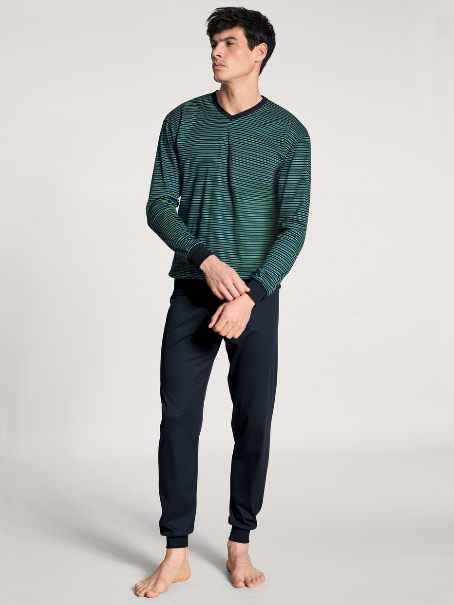 Le mannequin Homme porte le/la Pyjama avec bords élastiques en 100% coton de couleur Vert, Rayée, de la série Nightwear Xtra de CALIDA, Vue de face