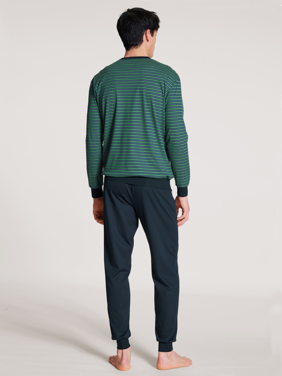 Le mannequin Homme porte le/la Pyjama avec bords élastiques en 100% coton de couleur Vert, Rayée, de la série Nightwear Xtra de CALIDA, Vue arrière