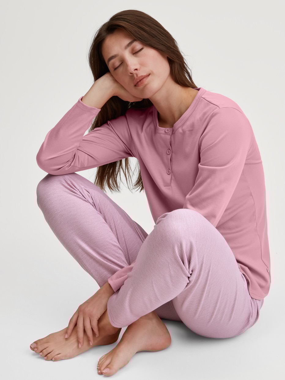 Damen-Model trägt Pyjama, lang aus 100% Baumwolle in Rosa, Gestreift aus Serie Striped Dreams von CALIDA, Zusatzbild