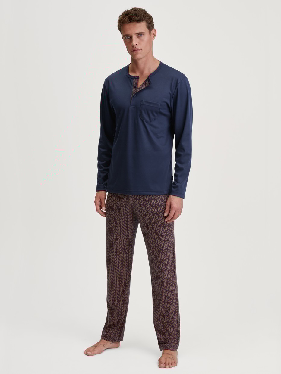 Le mannequin Homme porte le/la Pyjama, longue en 100% coton de couleur Bleu, Unicolore, de la série Relax Choice 1 de CALIDA, Vue de face
