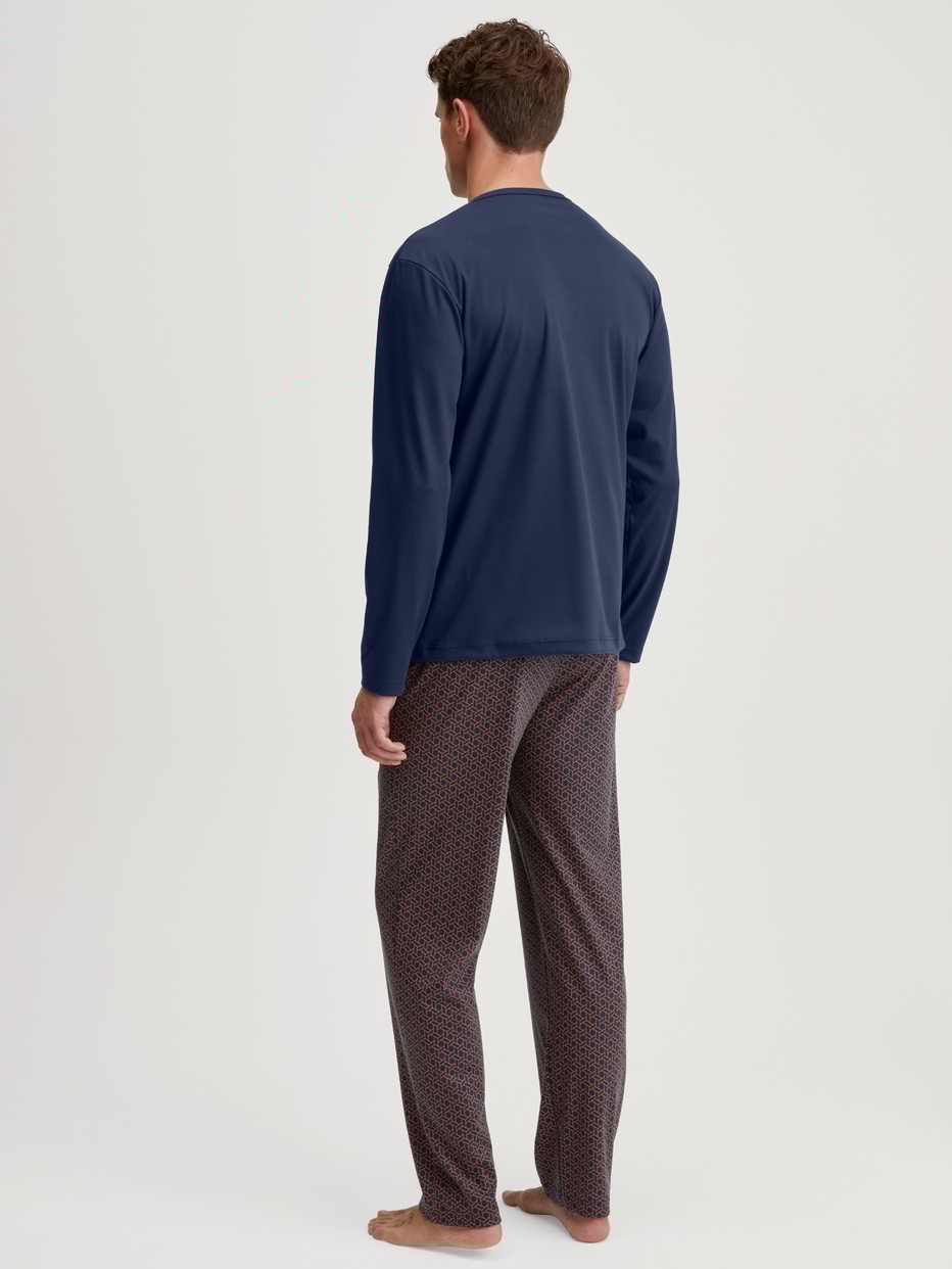 Le mannequin Homme porte le/la Pyjama, longue en 100% coton de couleur Bleu, Unicolore, de la série Relax Choice 1 de CALIDA, Vue arrière