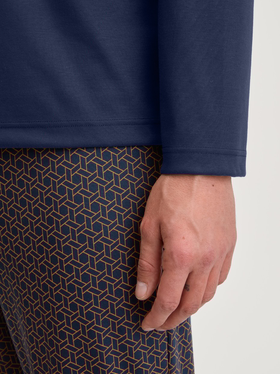 Le mannequin Homme porte le/la Pyjama, longue en 100% coton de couleur Bleu, Unicolore, de la série Relax Choice 1 de CALIDA, Détail
