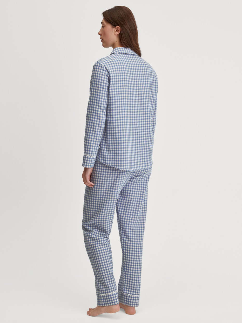 Damen-Model trägt Flanell-Pyjama mit Knöpfen aus 100% Baumwolle in Blau, Kariert aus Serie Flannel Dreams von CALIDA, Rückansicht