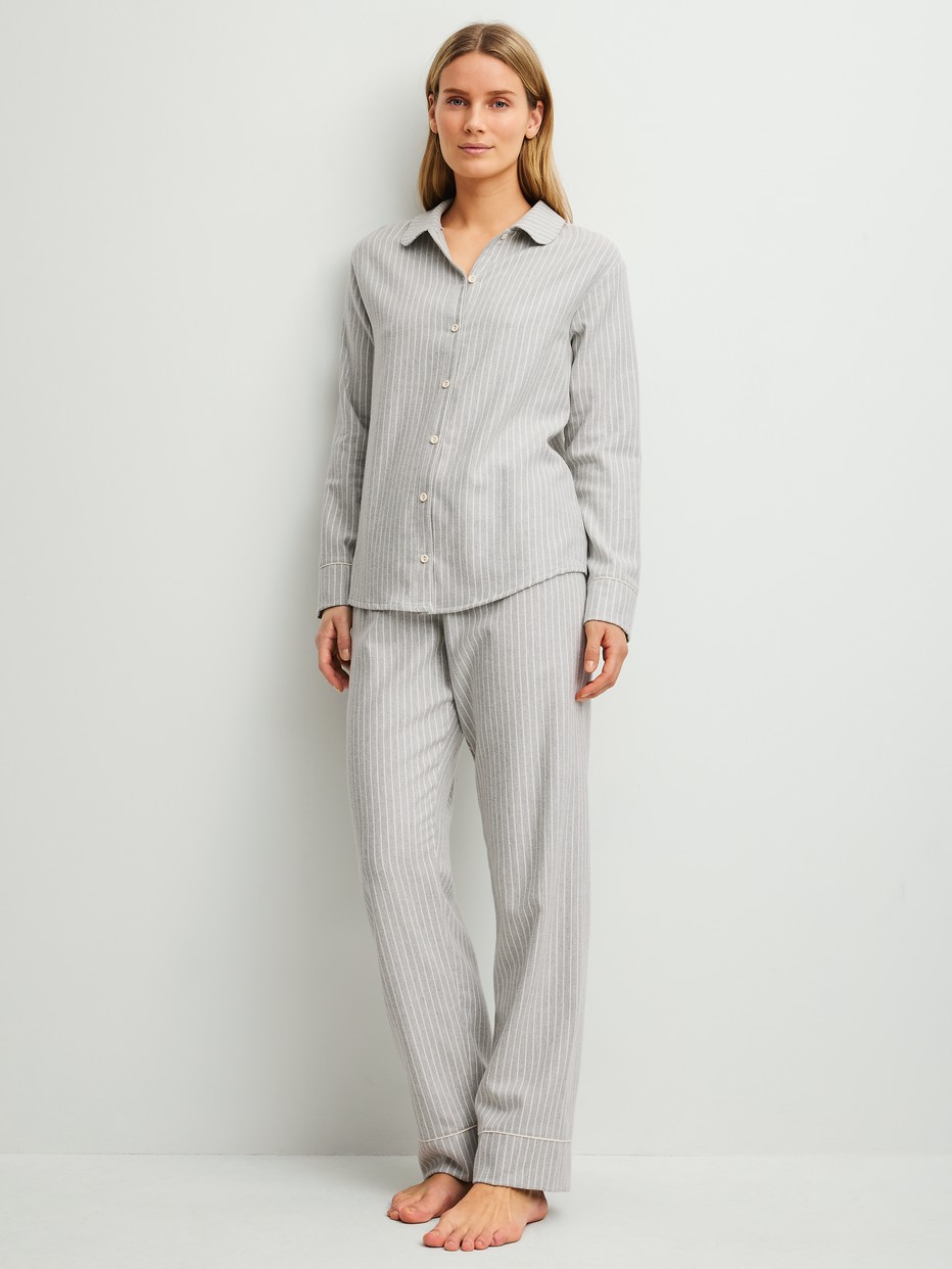 Damen-Model trägt Flanell-Pyjama mit Knöpfen aus 100% Baumwolle in Blau, Einfarbig aus Serie Flannel Dreams von CALIDA, Vorderansicht