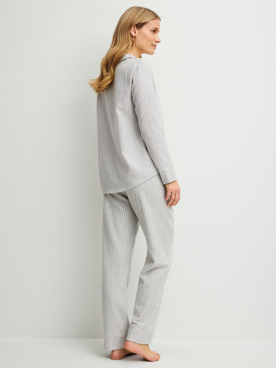 Damen-Model trägt Flanell-Pyjama mit Knöpfen aus 100% Baumwolle in Blau, Einfarbig aus Serie Flannel Dreams von CALIDA, Rückansicht
