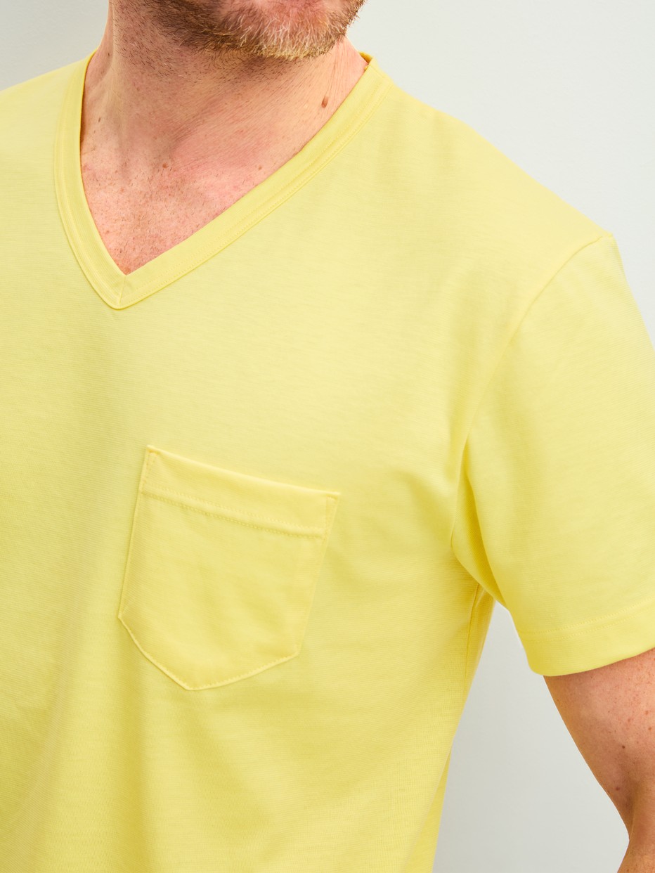 La modella / Il modello Uomo indossa Pigiama corto in 100% cotone di colore Giallo, Modello, della serie EDITION 85 di CALIDA, Dettaglio