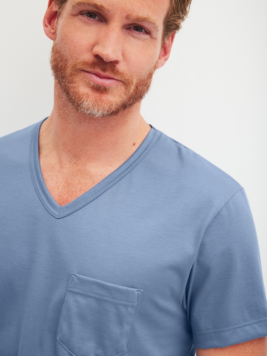 La modella / Il modello Uomo indossa Pigiama corto in 100% cotone di colore Blu, Modello, della serie Relax Imprint 2 di CALIDA, Dettaglio