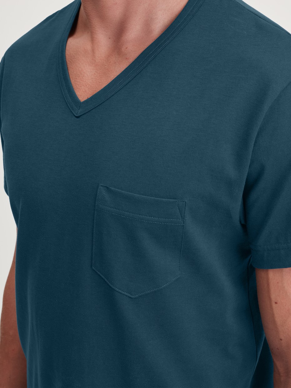 Herren-Model trägt Kurz-Pyjama aus 100% Baumwolle in Türkis, Gemustert aus Serie Relax Imprint 3 von CALIDA, Detail