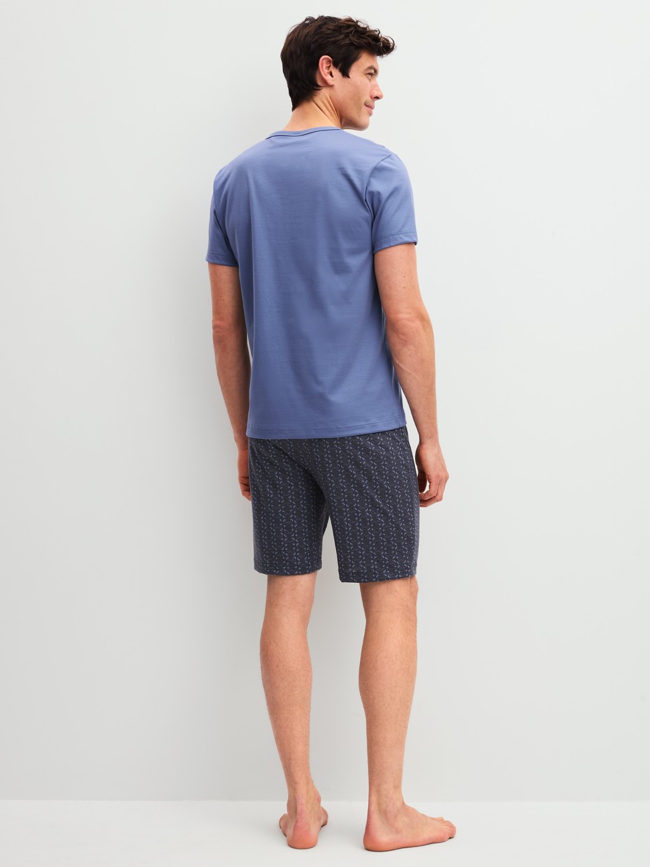 Le mannequin Homme porte le/la Pyjama court en 100% coton de couleur Bleu, À motifs, de la série Relax Imprint 1 de CALIDA, Vue arrière