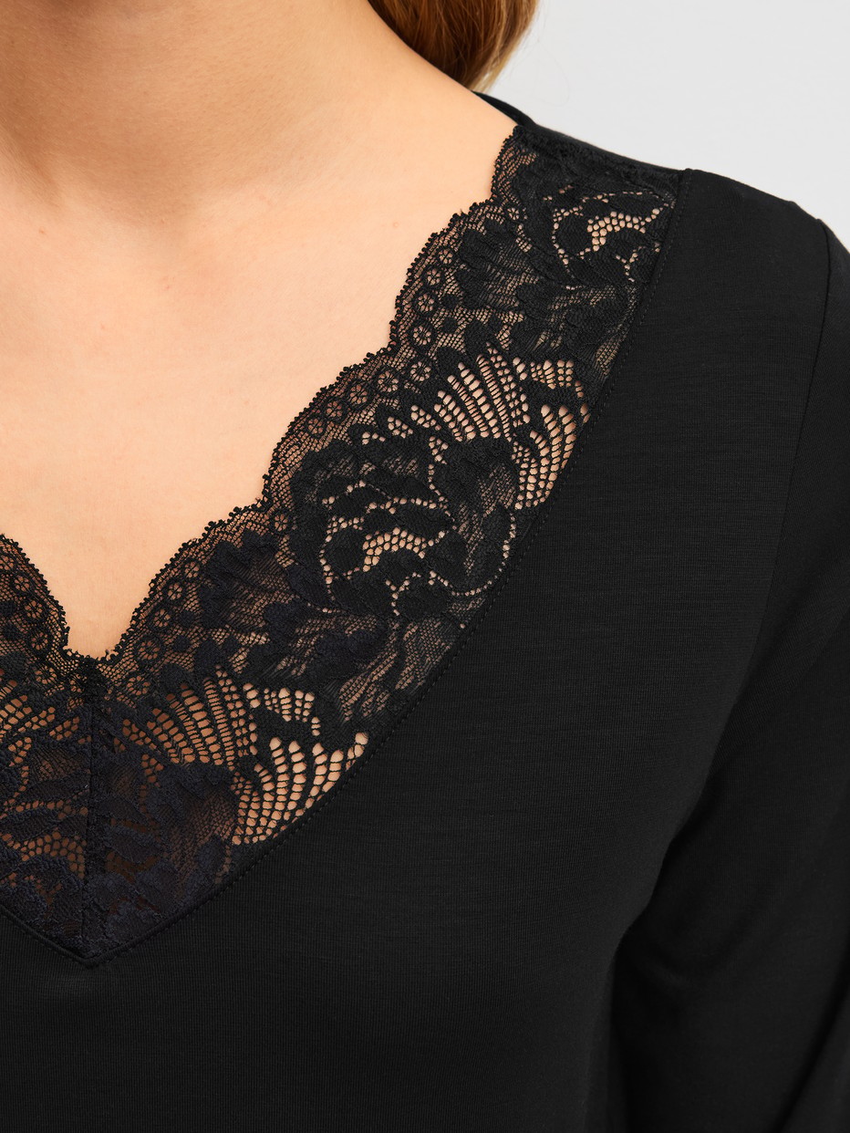 Le mannequin Femme porte le/la  en Modal de couleur Noir, Dentelle, de la série Elegant Dreams de CALIDA, Détail