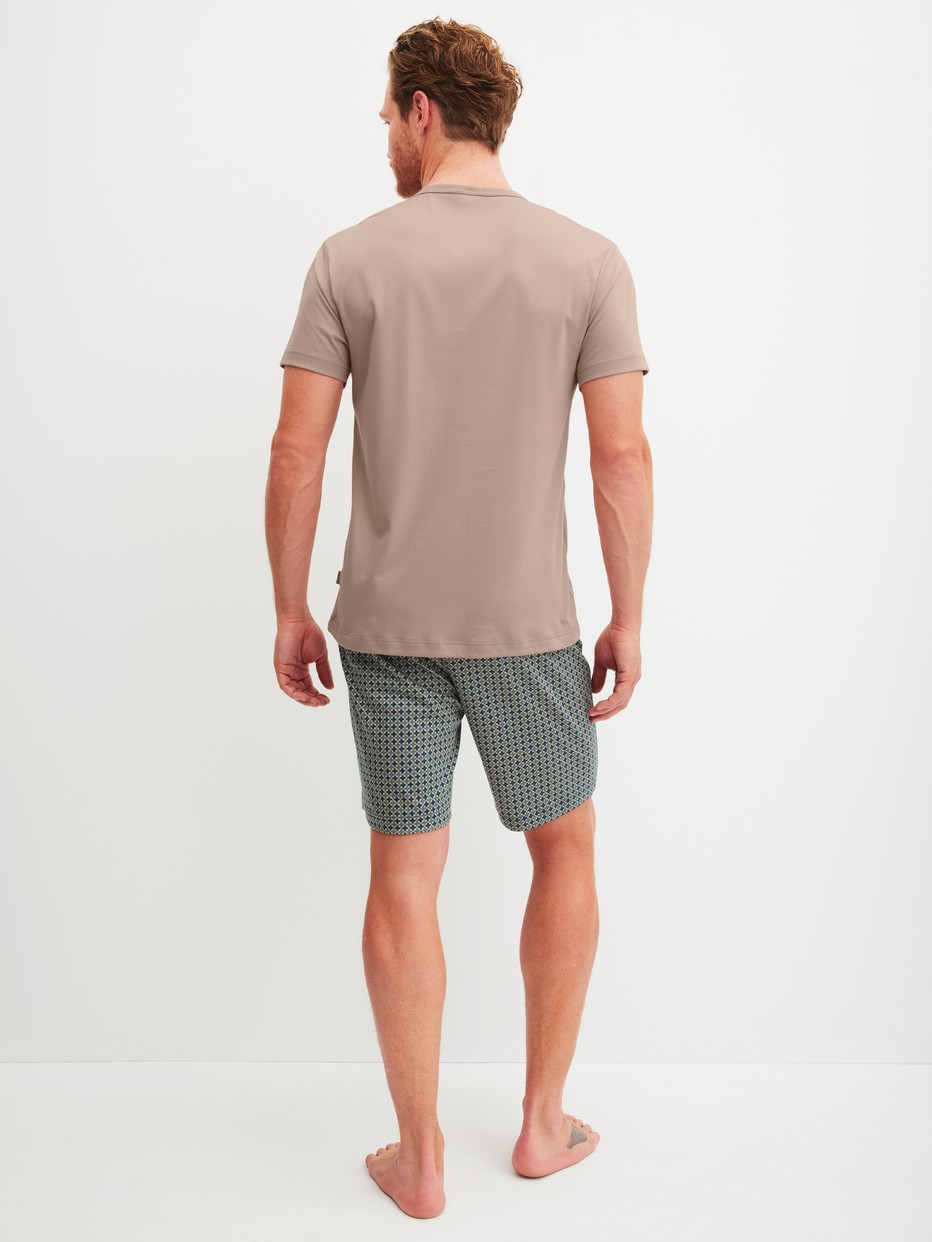 Herren-Model trägt Kurz-Pyjama aus 100% Baumwolle in Blau, Gemustert aus Serie Relax Choice 1 von CALIDA, Rückansicht