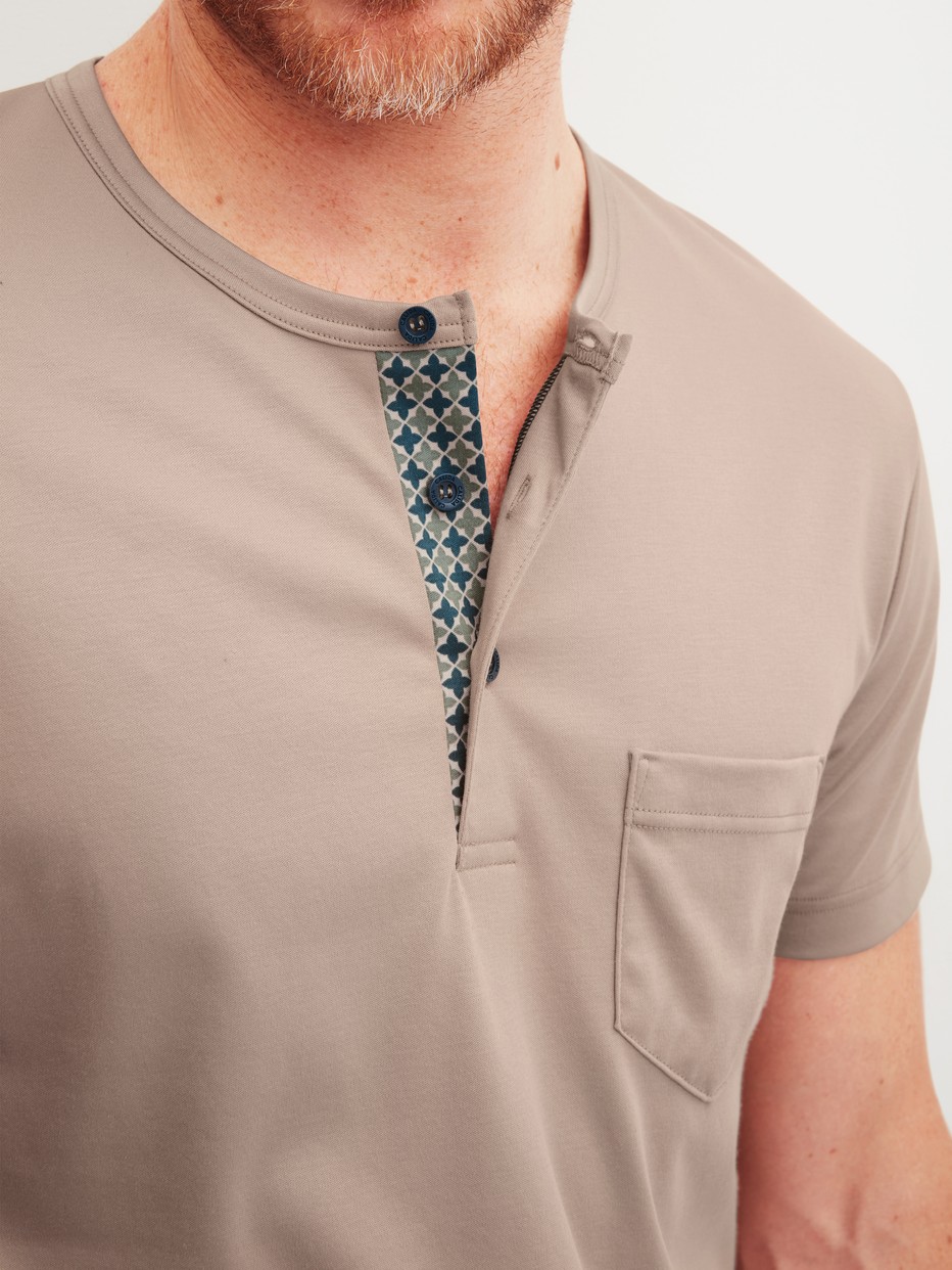 Herren-Model trägt Kurz-Pyjama aus 100% Baumwolle in Blau, Gemustert aus Serie Relax Choice 1 von CALIDA, Detail