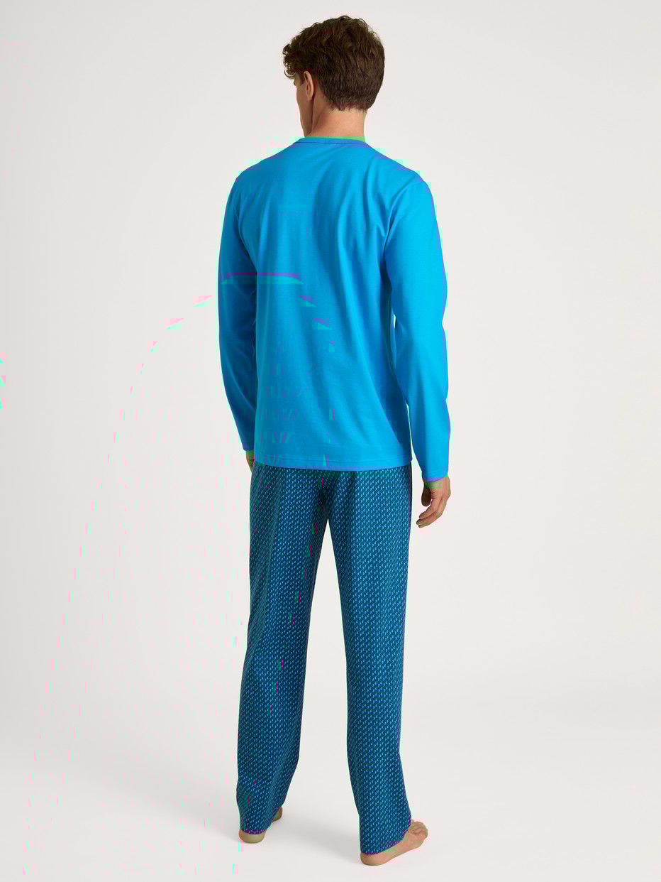 Herren-Model trägt Pyjama, lang aus 100% Baumwolle in Türkis, Motiv aus Serie Relax Imprint 1 von CALIDA, Rückansicht