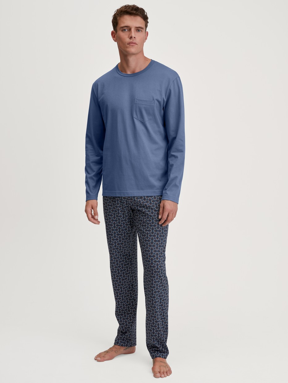 Herren-Model trägt Pyjama, lang aus 100% Baumwolle in Blau, Gemustert aus Serie Relax Imprint 1 von CALIDA, Vorderansicht