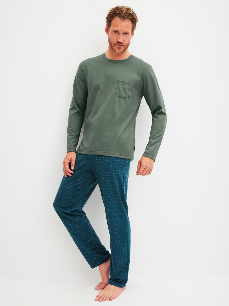Herren-Model trägt Pyjama, lang aus 100% Baumwolle in Grün, Gemustert aus Serie Relax Imprint 1 von CALIDA, Vorderansicht