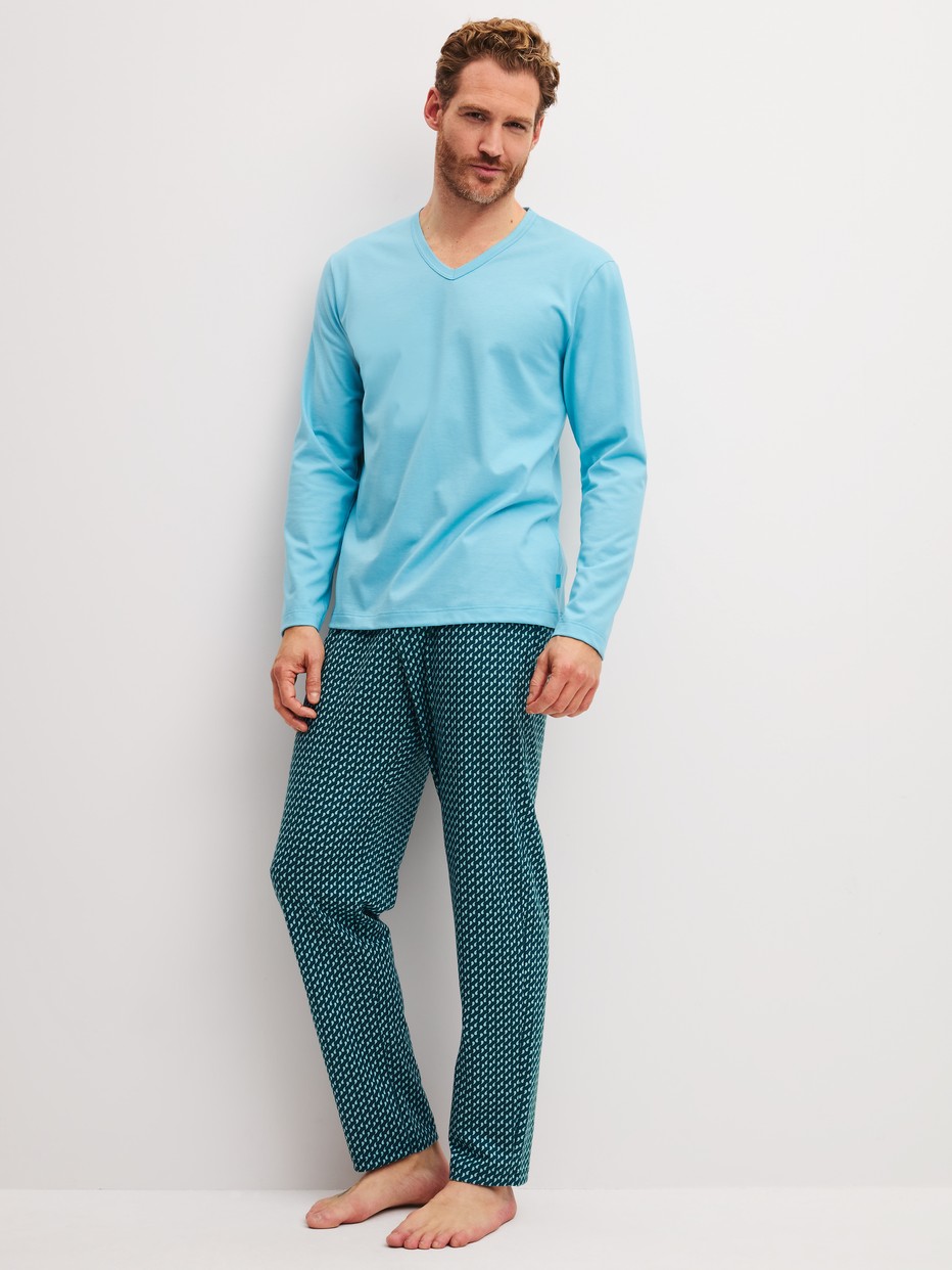 Herren-Model trägt Pyjama, lang aus 100% Baumwolle in Blau, Gemustert aus Serie Cotton Special von CALIDA, Vorderansicht