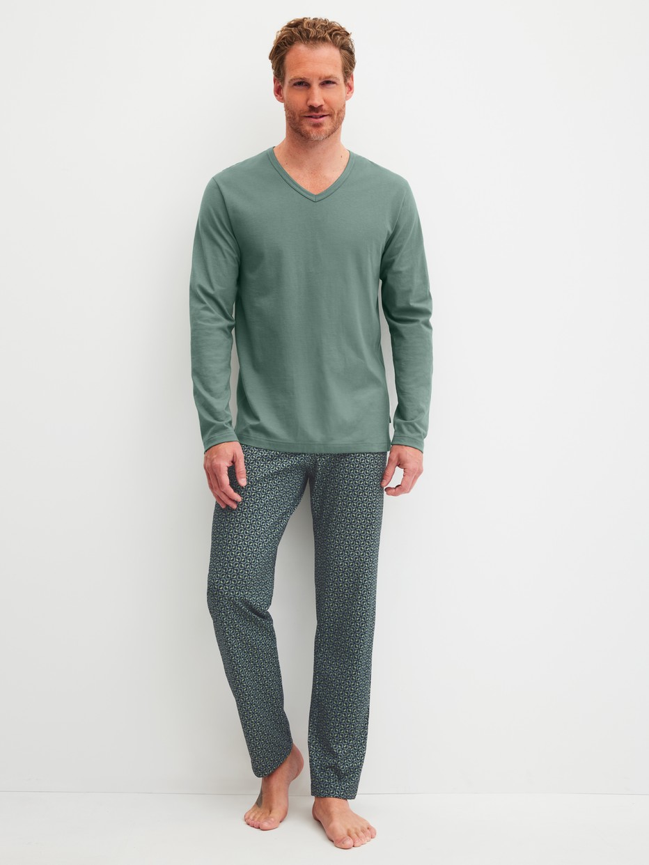 Herren-Model trägt Pyjama, lang aus 100% Baumwolle in Grün, Gemustert aus Serie Cotton Special von CALIDA, Vorderansicht