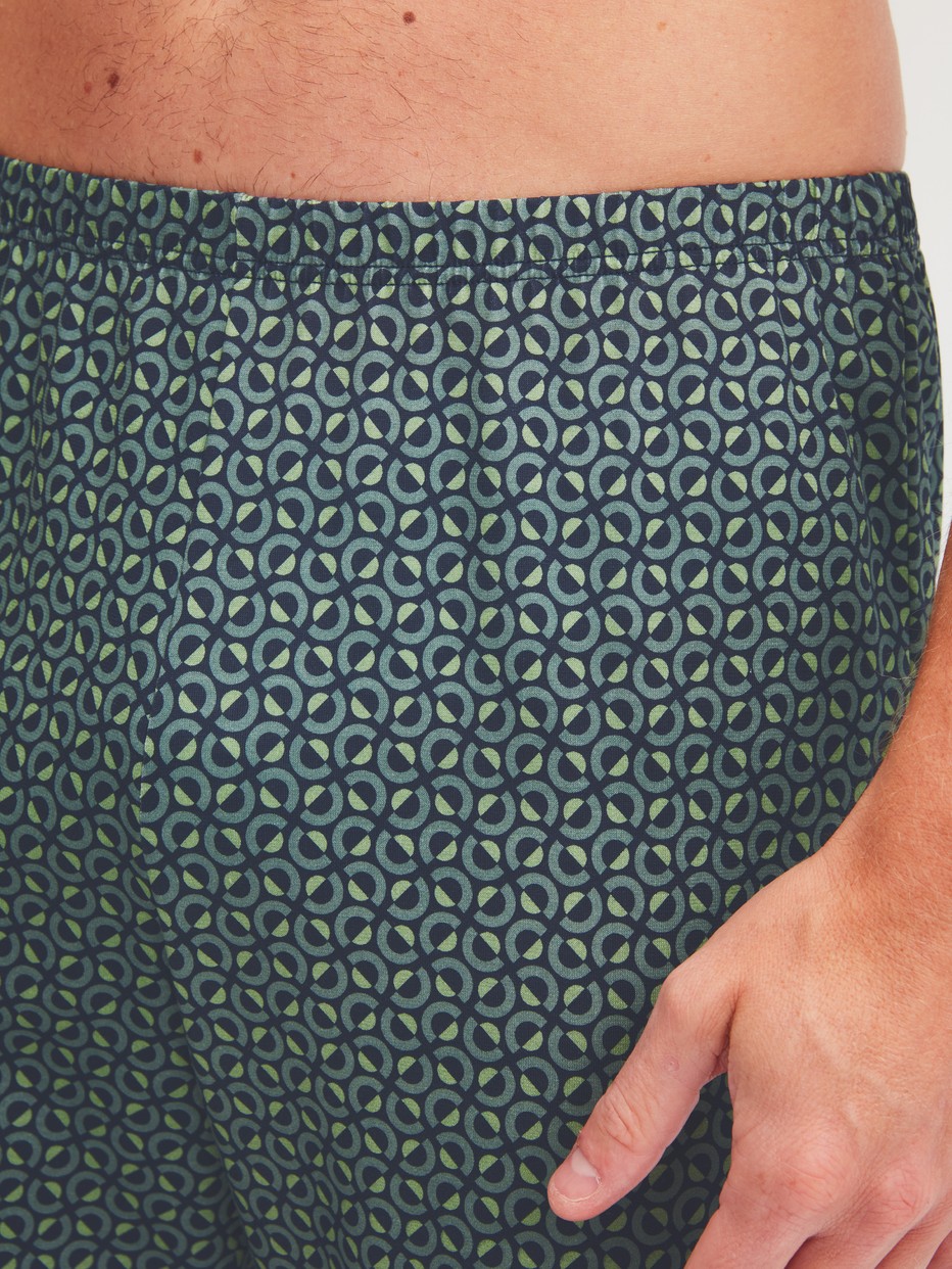 Herren-Model trägt Pyjama, lang aus 100% Baumwolle in Grün, Gemustert aus Serie Cotton Special von CALIDA, Detail