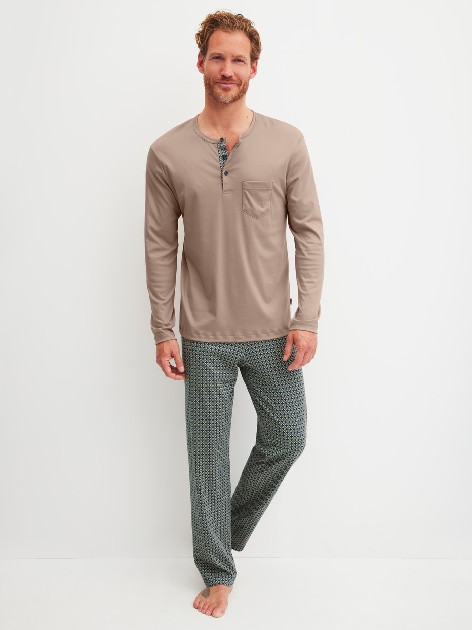 Herren-Model trägt Pyjama, lang aus 100% Baumwolle in Blau, Gemustert aus Serie Relax Choice 1 von CALIDA, Vorderansicht