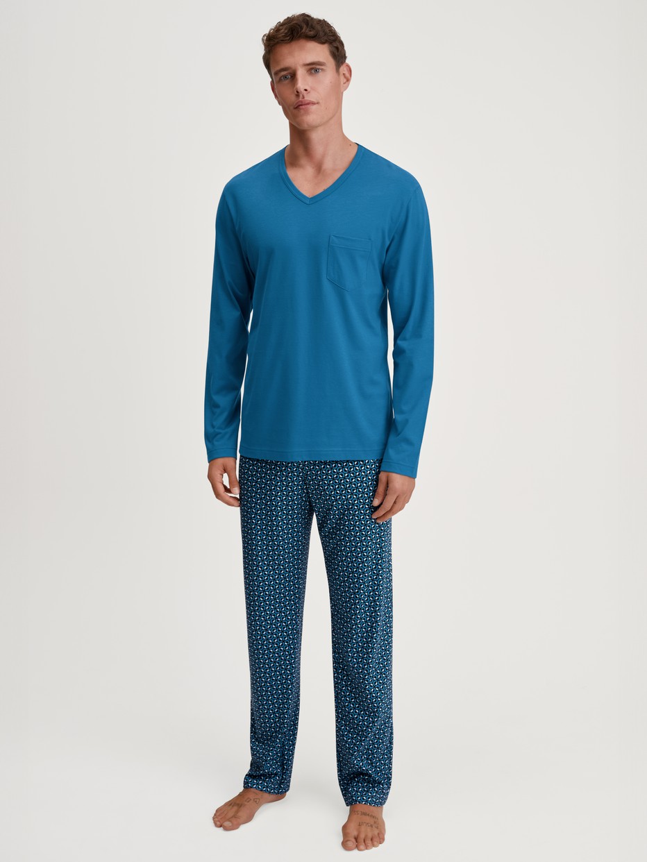 Herren-Model trägt Pyjama, lang aus 100% Baumwolle in Blau, Gemustert aus Serie Relax Imprint 2 von CALIDA, Vorderansicht