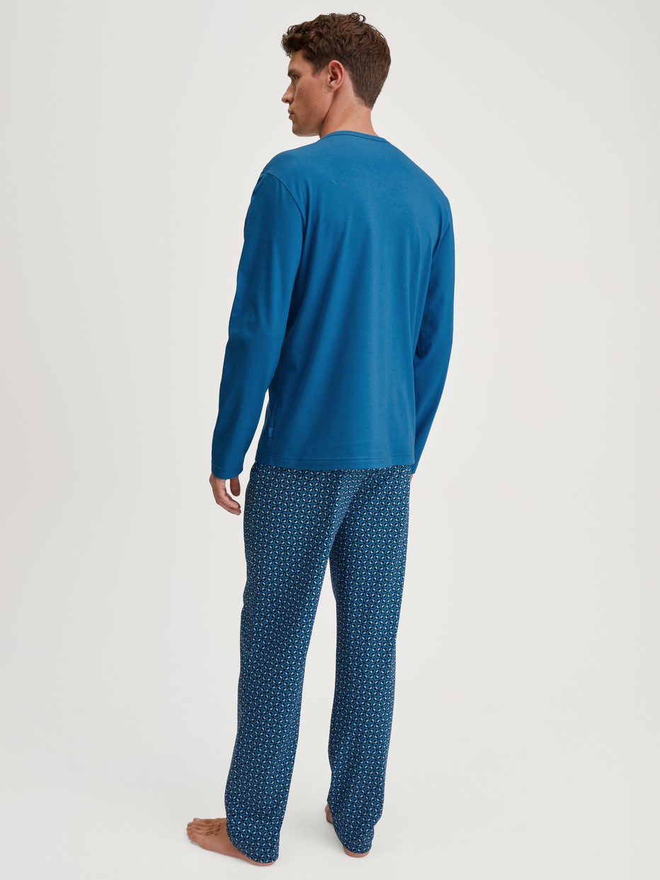 Herren-Model trägt Pyjama, lang aus 100% Baumwolle in Blau, Gemustert aus Serie Relax Imprint 2 von CALIDA, Rückansicht