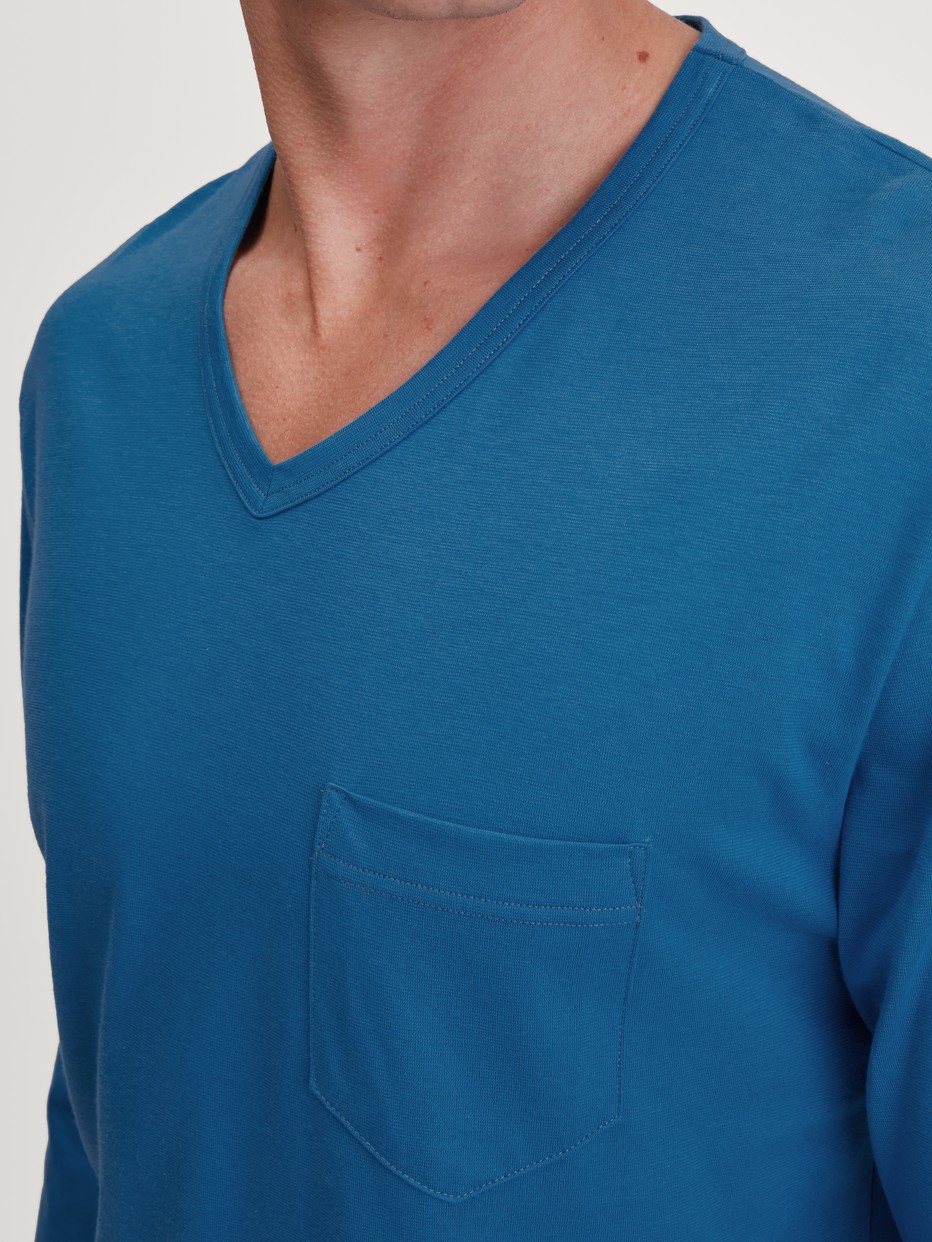 Herren-Model trägt Pyjama, lang aus 100% Baumwolle in Blau, Gemustert aus Serie Relax Imprint 2 von CALIDA, Detail