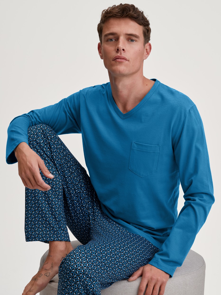 Herren-Model trägt Pyjama, lang aus 100% Baumwolle in Blau, Gemustert aus Serie Relax Imprint 2 von CALIDA, Zusatzbild
