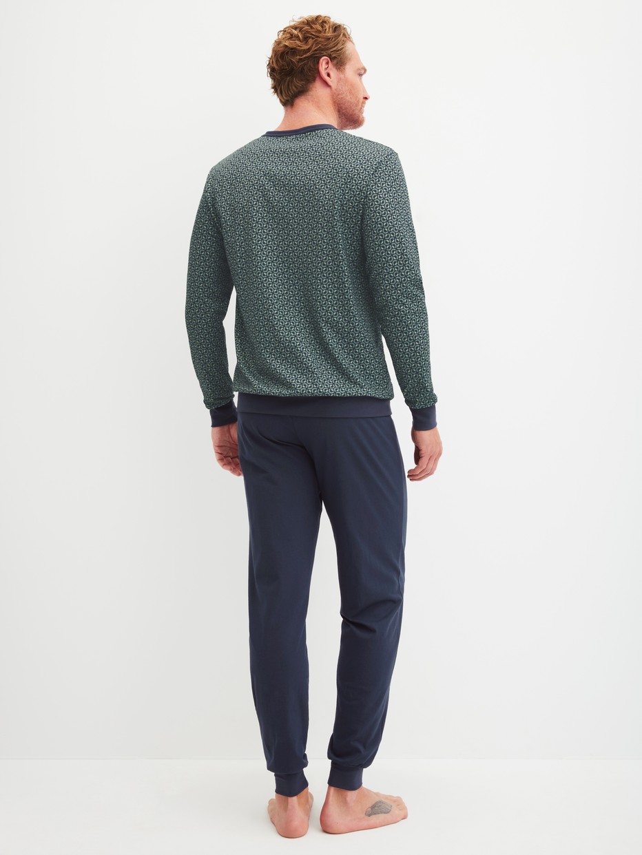 Herren-Model trägt Bündchen-Pyjama aus 100% Baumwolle in Grün,  aus Serie Cotton Special von CALIDA, Rückansicht