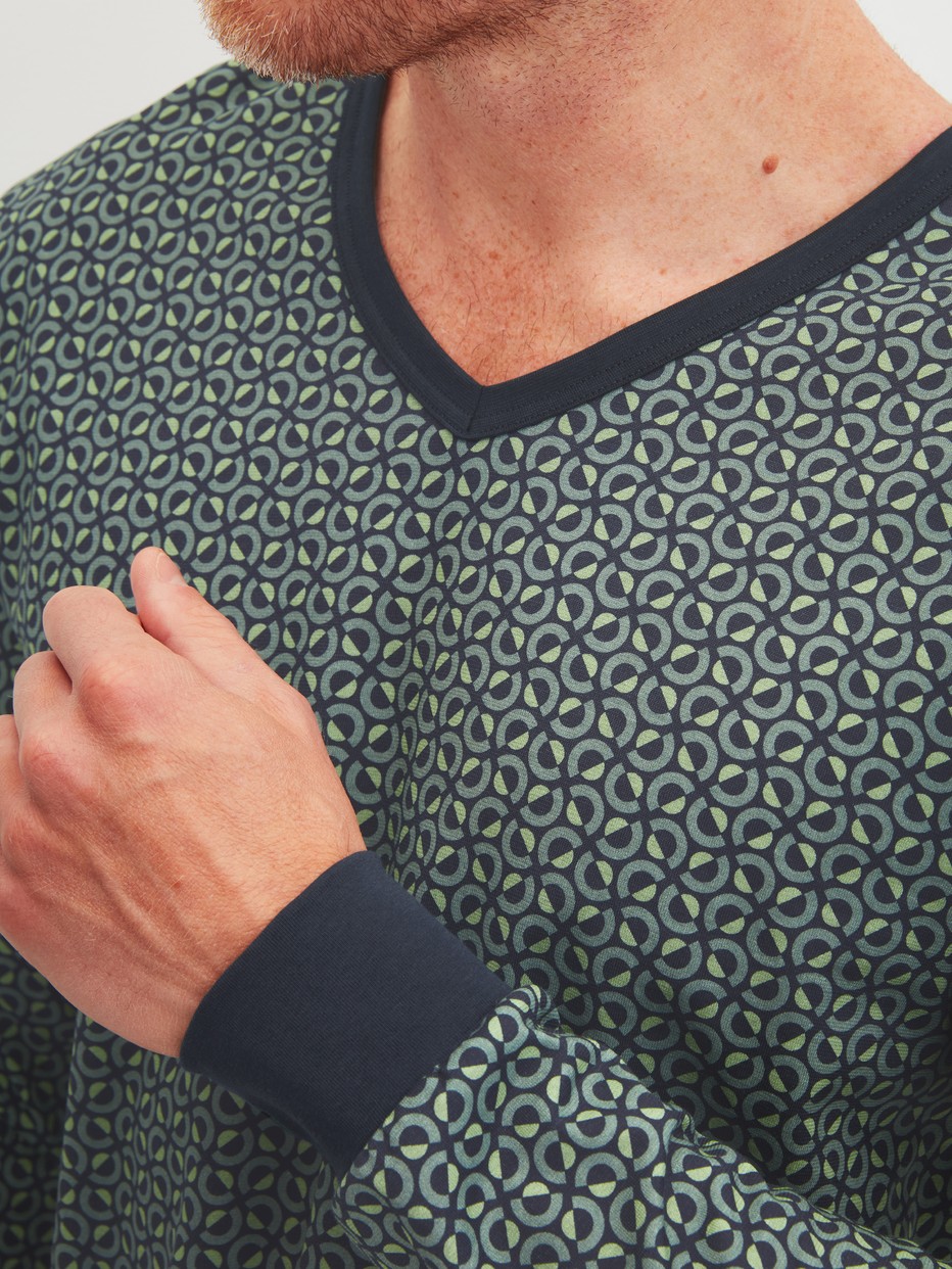 Herren-Model trägt Bündchen-Pyjama aus 100% Baumwolle in Grün,  aus Serie Cotton Special von CALIDA, Detail