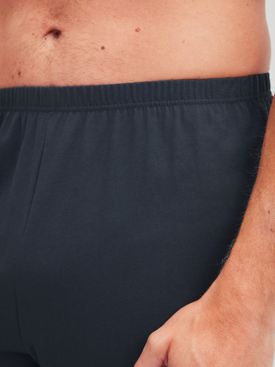 Herren-Model trägt Bündchen-Pyjama aus 100% Baumwolle in Grün,  aus Serie Cotton Special von CALIDA, Detail