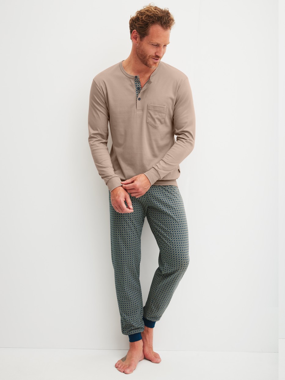 Herren-Model trägt Bündchen-Pyjama aus 100% Baumwolle in Blau, Gemustert aus Serie Relax Choice 1 von CALIDA, Vorderansicht
