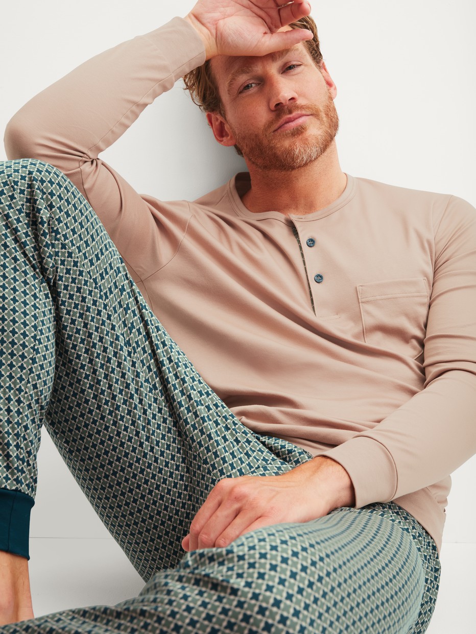 Herren-Model trägt Bündchen-Pyjama aus 100% Baumwolle in Blau, Gemustert aus Serie Relax Choice 1 von CALIDA, Zusatzbild