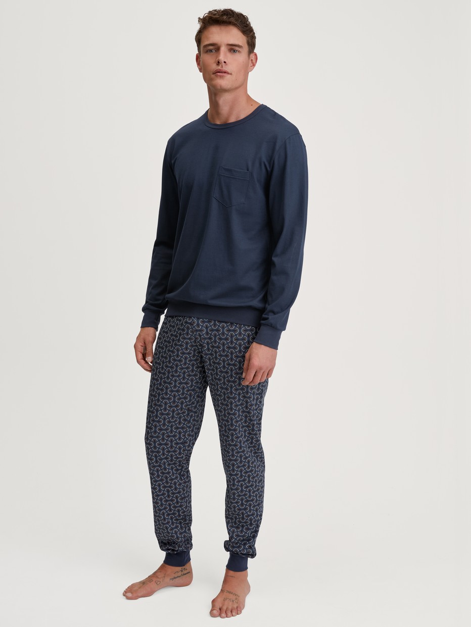 Herren-Model trägt Bündchen-Pyjama aus 100% Baumwolle in Blau, Gemustert aus Serie Relax Imprint 1 von CALIDA, Vorderansicht