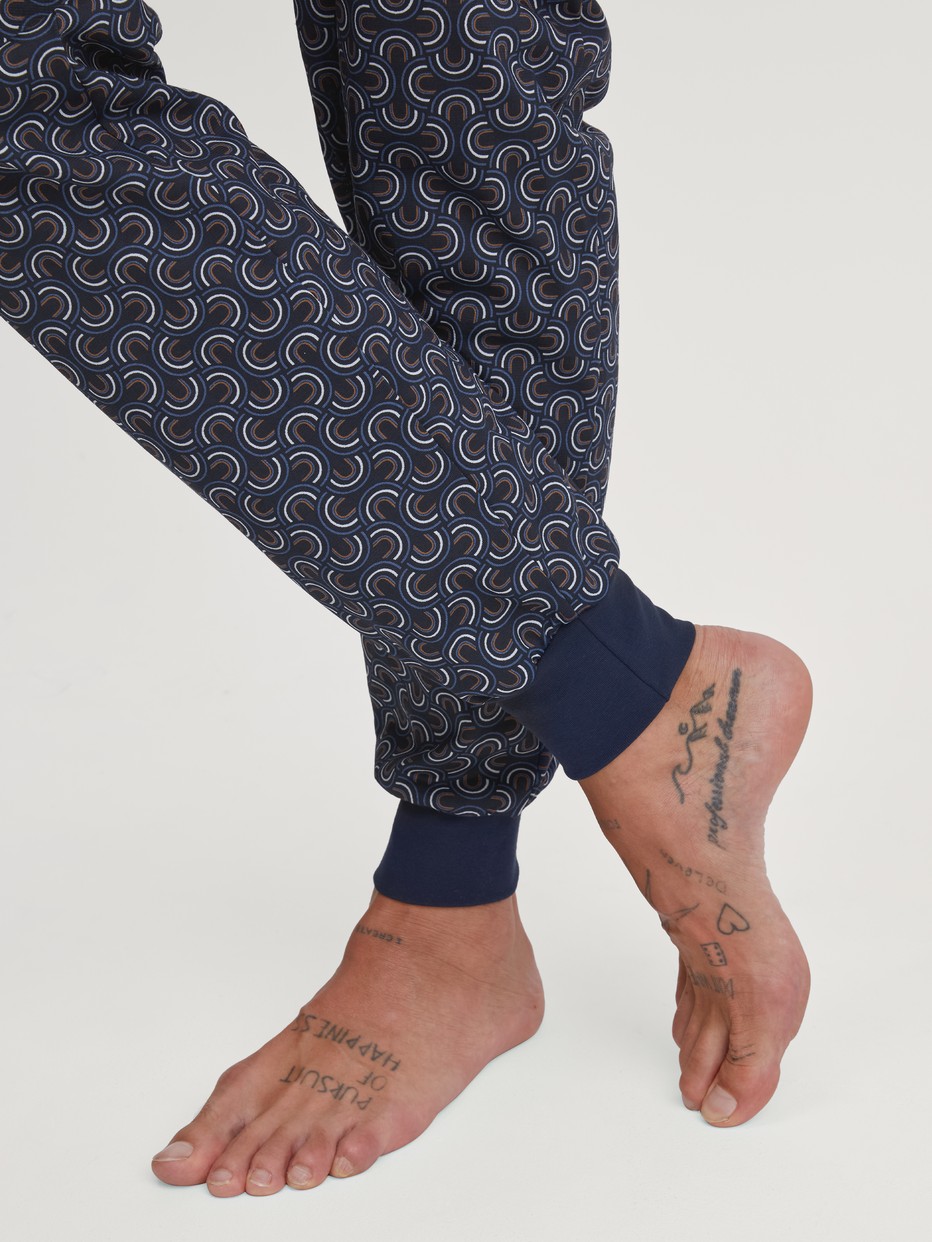 Herren-Model trägt Bündchen-Pyjama aus 100% Baumwolle in Blau, Gemustert aus Serie Relax Imprint 1 von CALIDA, Detail