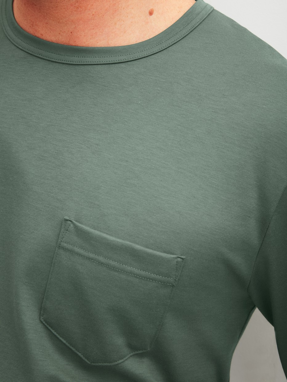 Herren-Model trägt Bündchen-Pyjama aus 100% Baumwolle in Grün, Gemustert aus Serie Relax Imprint 1 von CALIDA, Detail