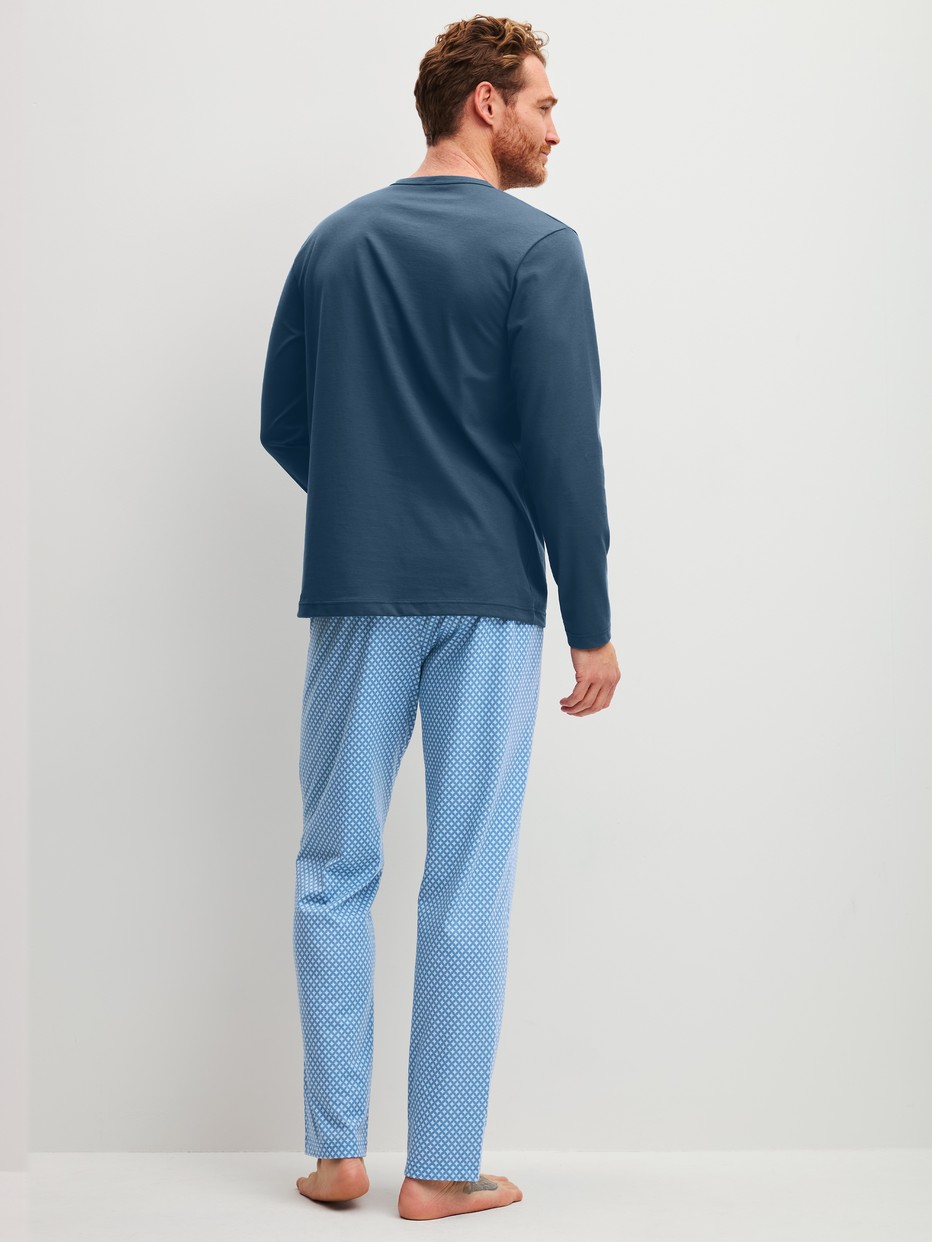 La modella / Il modello Uomo indossa Pigiama in 100% cotone di colore Blu, Modello, della serie Cotton Special di CALIDA, Vista posteriore