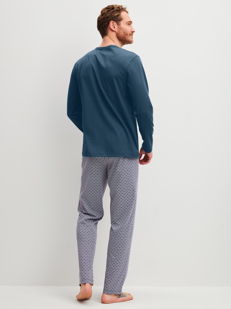 La modella / Il modello Uomo indossa Pigiama in 100% cotone di colore Blu, Modello, della serie Cotton Special di CALIDA, Vista posteriore