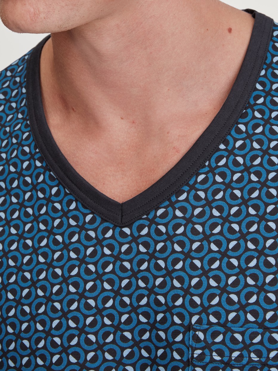 Herren-Model trägt Bündchen-Pyjama aus 100% Baumwolle in Blau, Gemustert aus Serie Relax Imprint 2 von CALIDA, Detail