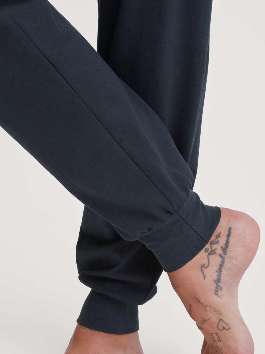 Herren-Model trägt Bündchen-Pyjama aus 100% Baumwolle in Blau, Gemustert aus Serie Relax Imprint 2 von CALIDA, Detail