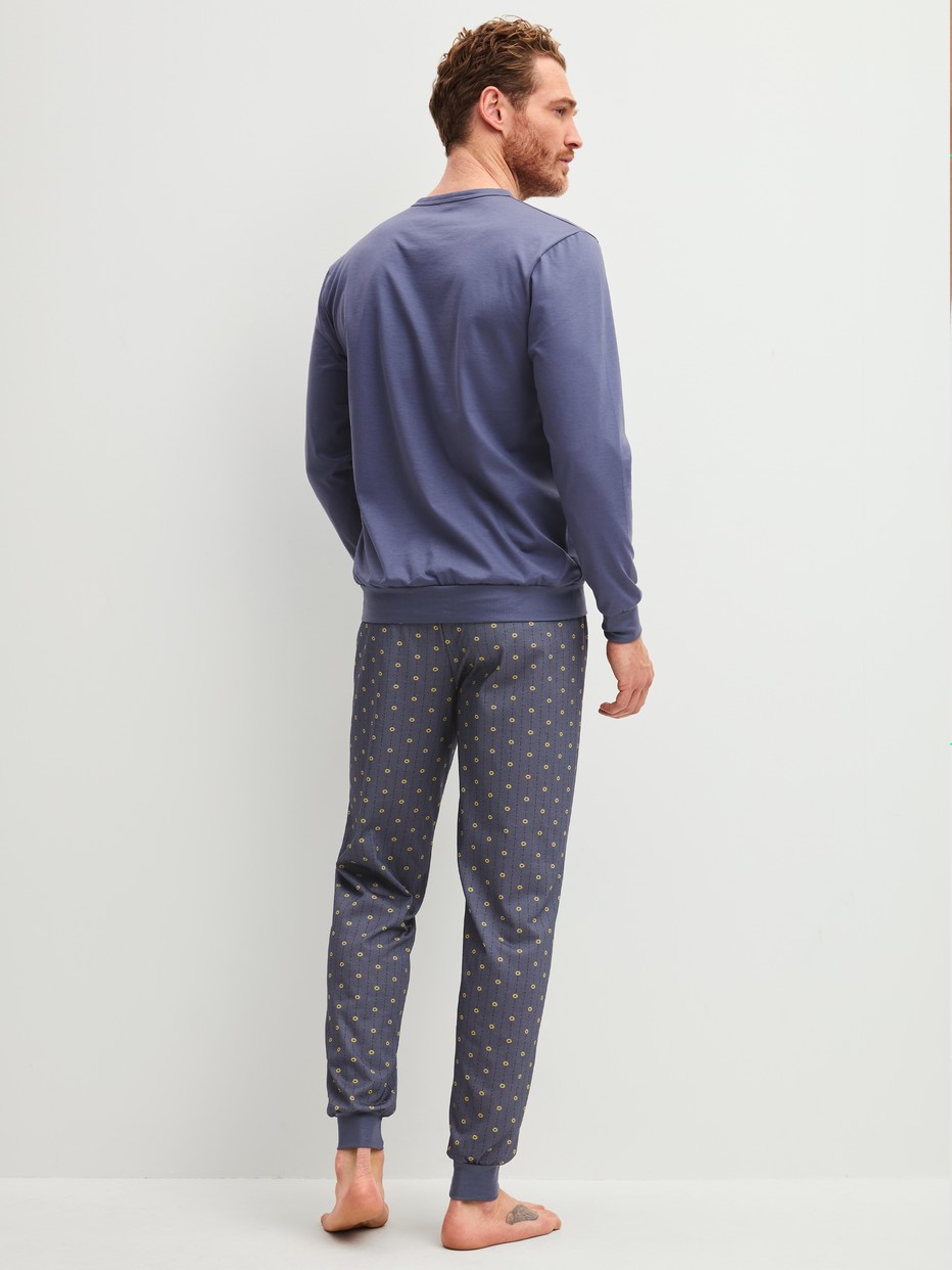 La modella / Il modello Uomo indossa Pigiama con polsini in 100% cotone di colore Grigio, Modello, della serie EDITION 85 di CALIDA, Vista posteriore