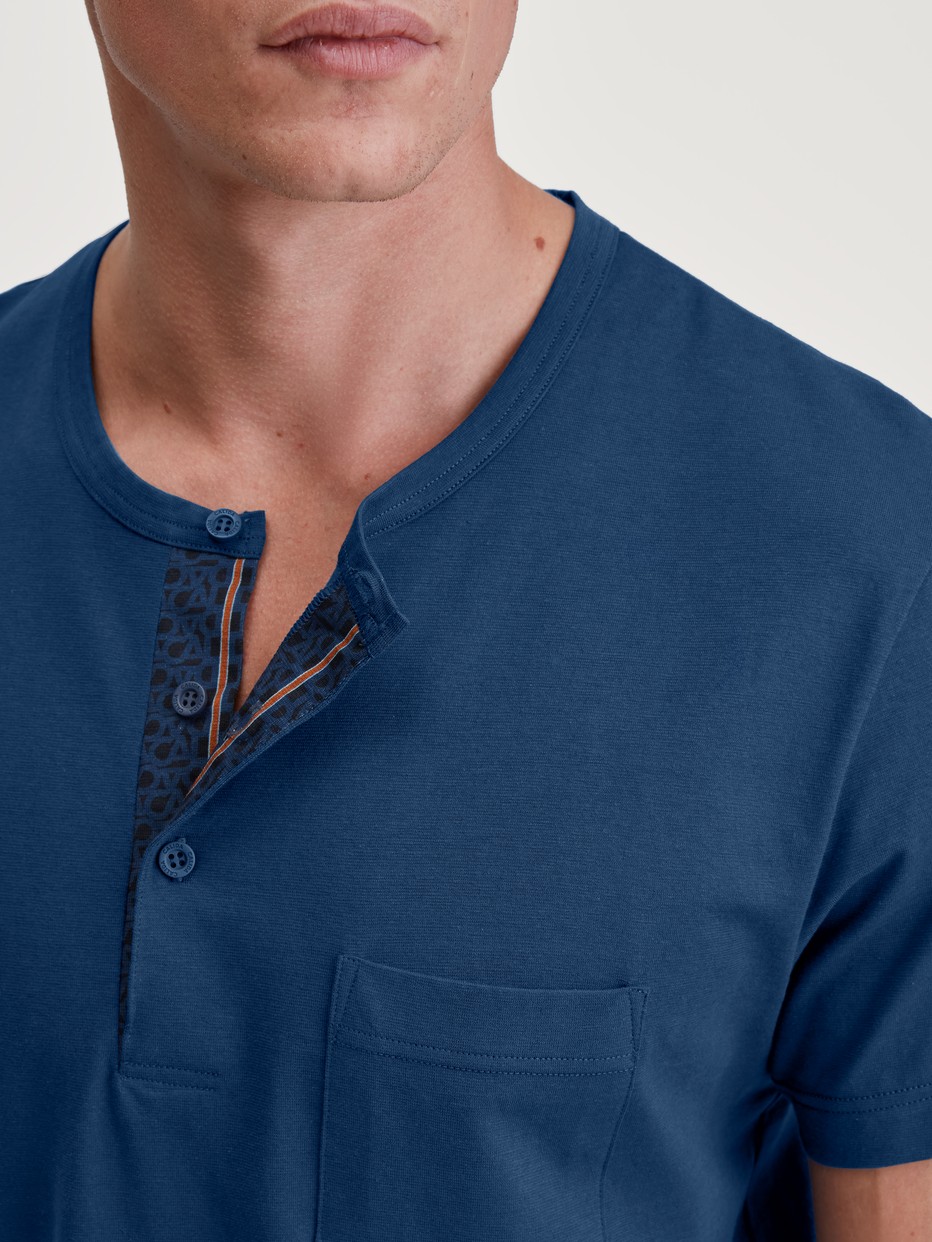 Herren-Model trägt Kurz-Pyjama aus 100% Baumwolle in Blau, Gestreift aus Serie Relax Imprint 1 von CALIDA, Detail