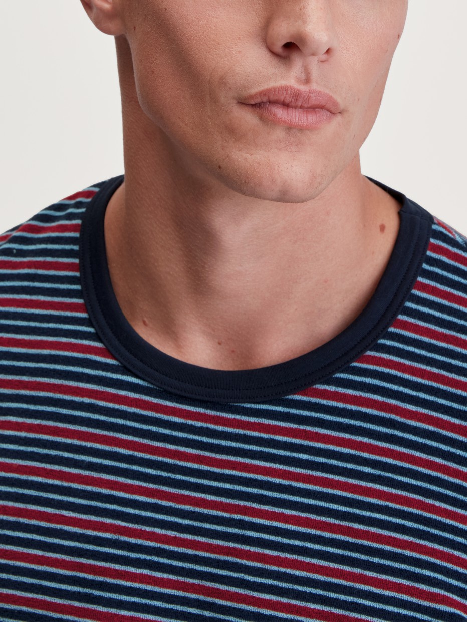 Herren-Model trägt Frottee Pyjama aus Baumwolle in Rot, Gestreift aus Serie Relax Terry von CALIDA, Detail